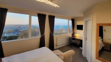 Hypo-allergenic bedding, iron/ironing board, free WiFi, bed sheets