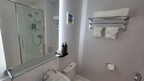 Double Room | Hypo-allergenic bedding, iron/ironing board, bed sheets - Geckos Rest (Newquay)