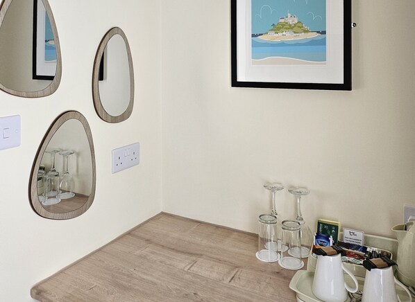 エコノミー ダブルルーム | 低刺激性寝具、アイロン / アイロン台、WiFi (無料)、ベッドシーツ