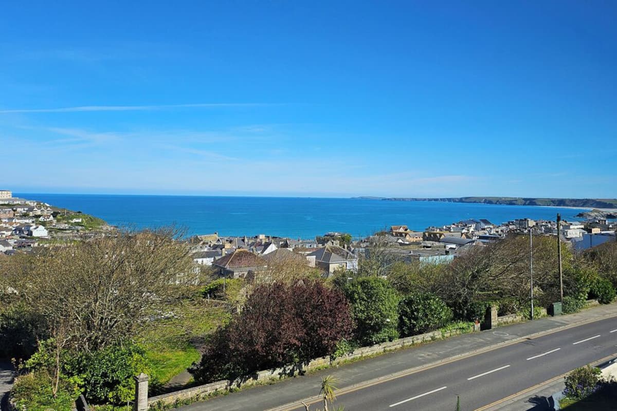 Hypo-allergenic bedding, iron/ironing board, free WiFi, bed sheets