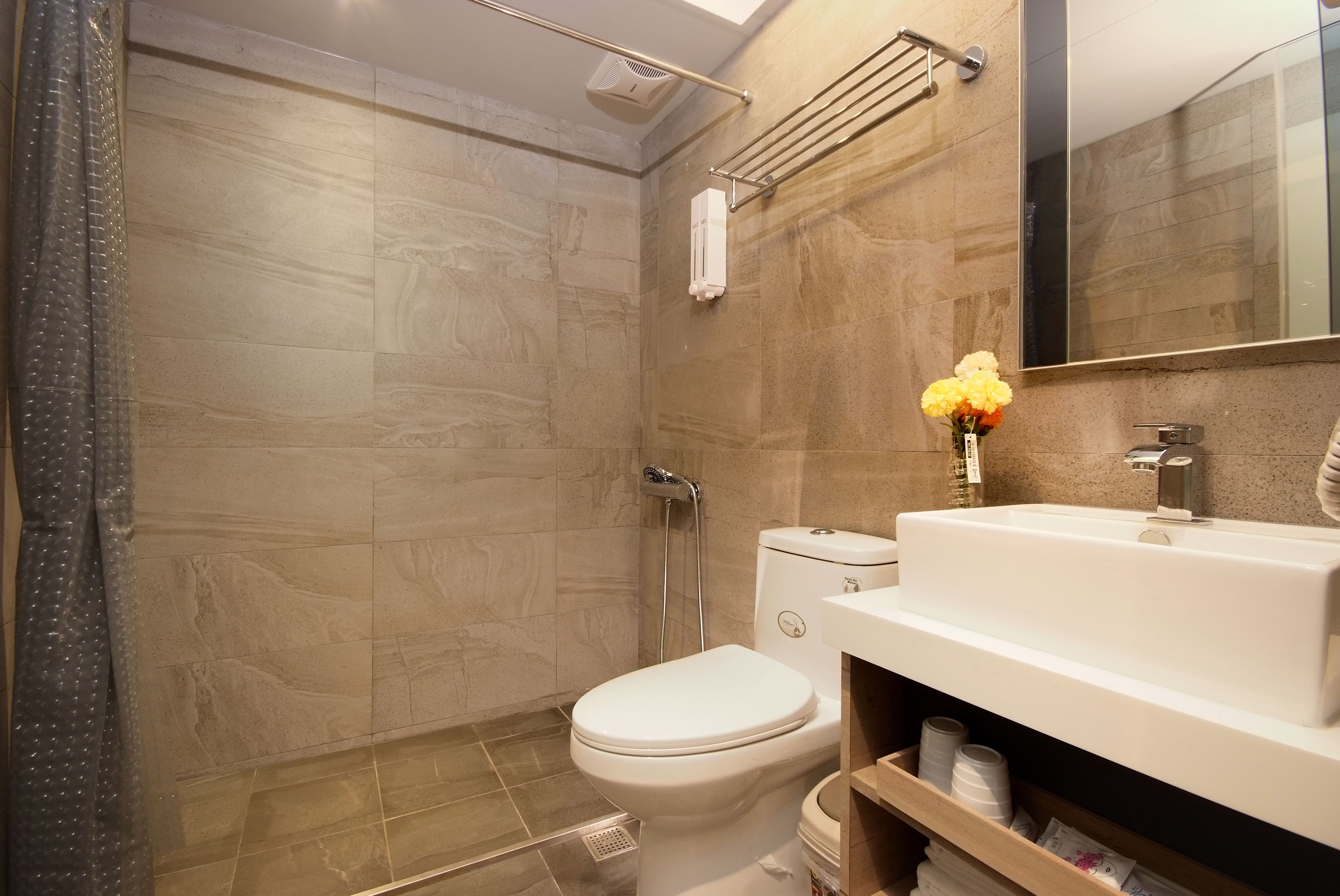 economy double room | bathroom | free toiletries, hair dryer, slippers, towels