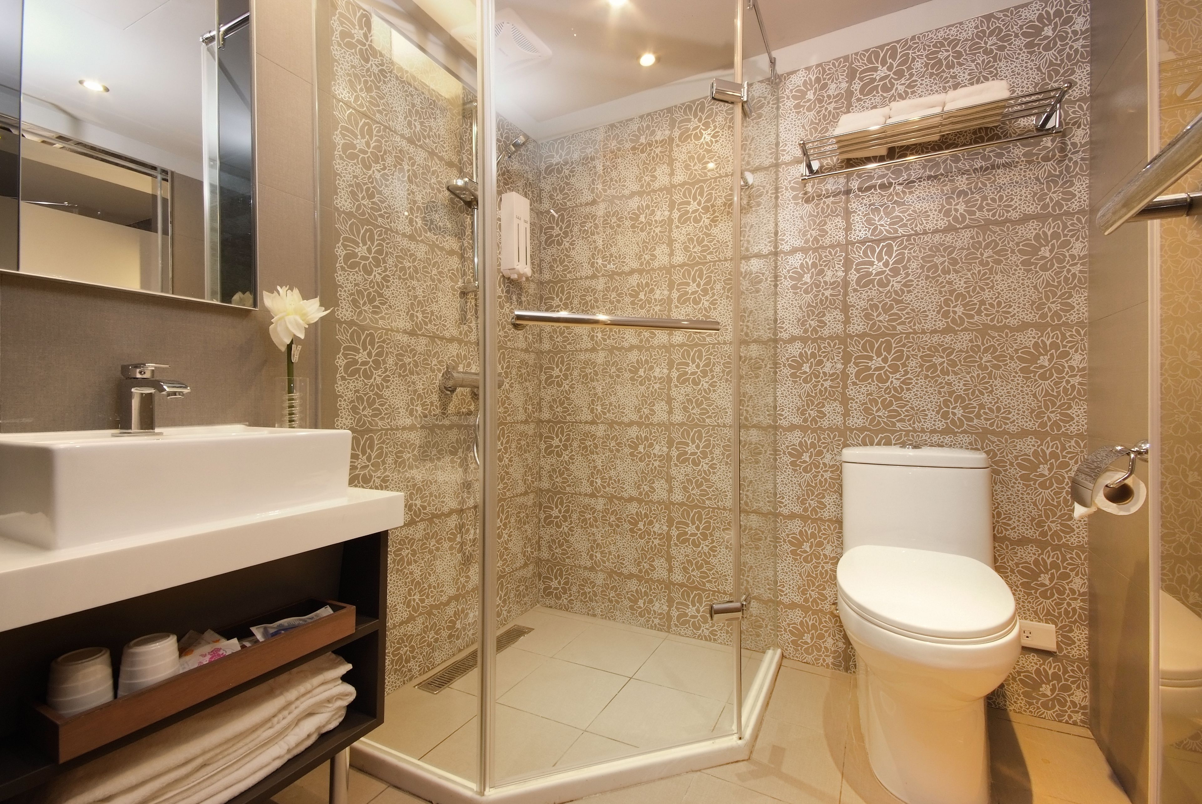 business triple room | bathroom | free toiletries, hair dryer, slippers, towels