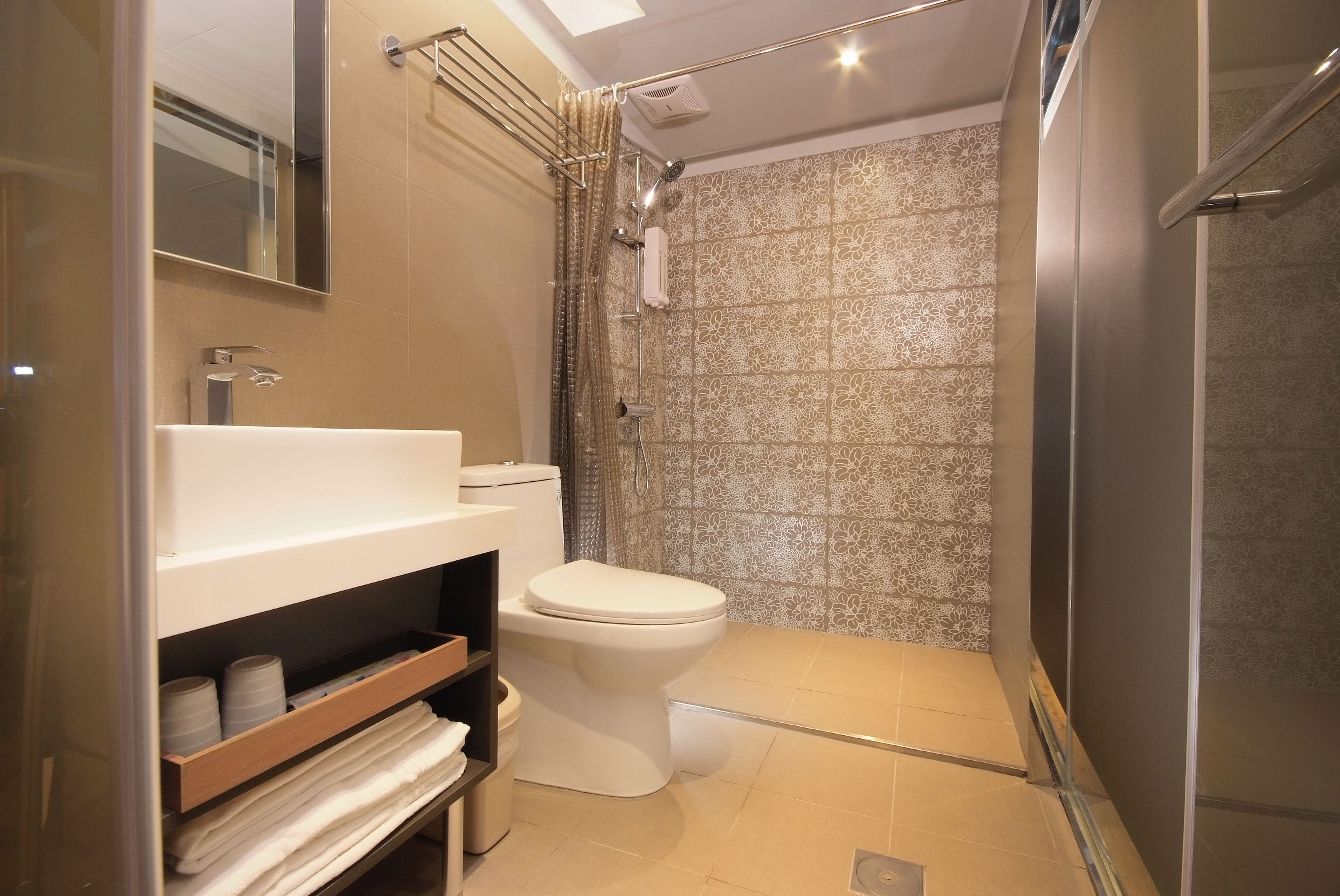 business double room | bathroom | free toiletries, hair dryer, slippers, towels