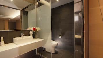 Family Quadruple Room | Bathroom | Free toiletries, hair dryer, slippers, towels