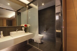 Family Quadruple Room | Bathroom | Free toiletries, hair dryer, slippers, towels - Guest Hotel (Taipei)