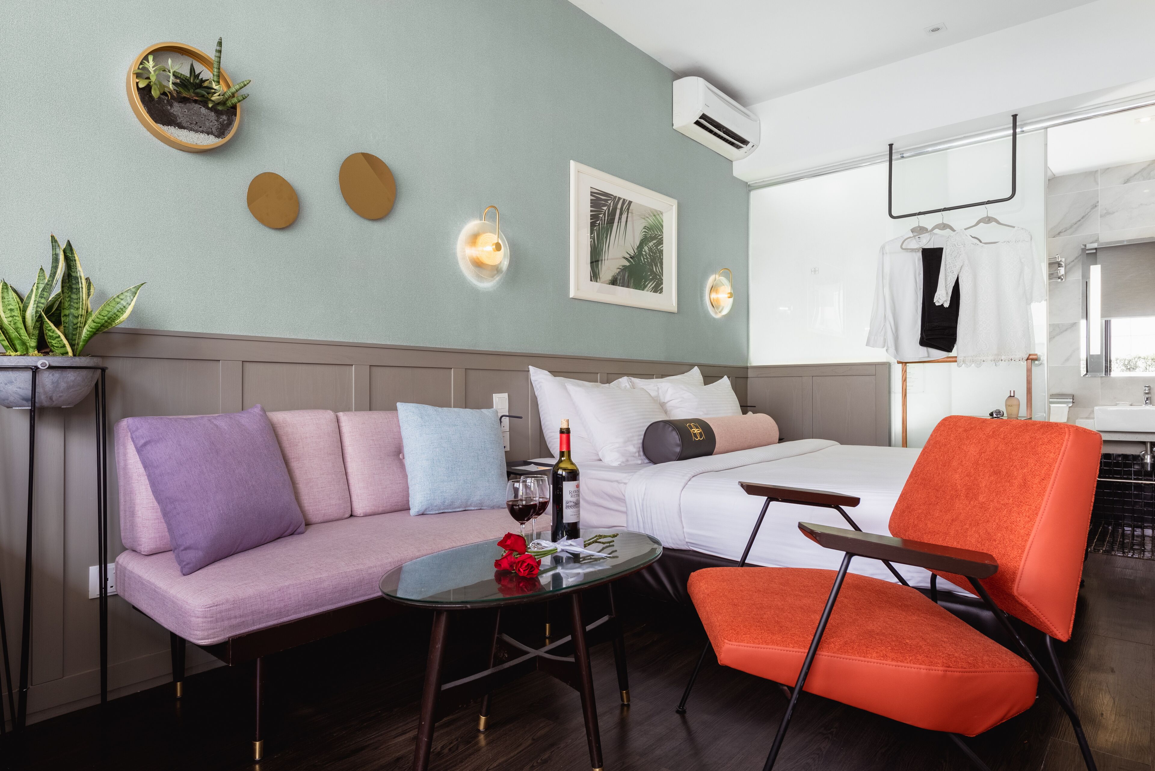 suite | living area | 32-inch led tv with cable channels, tv