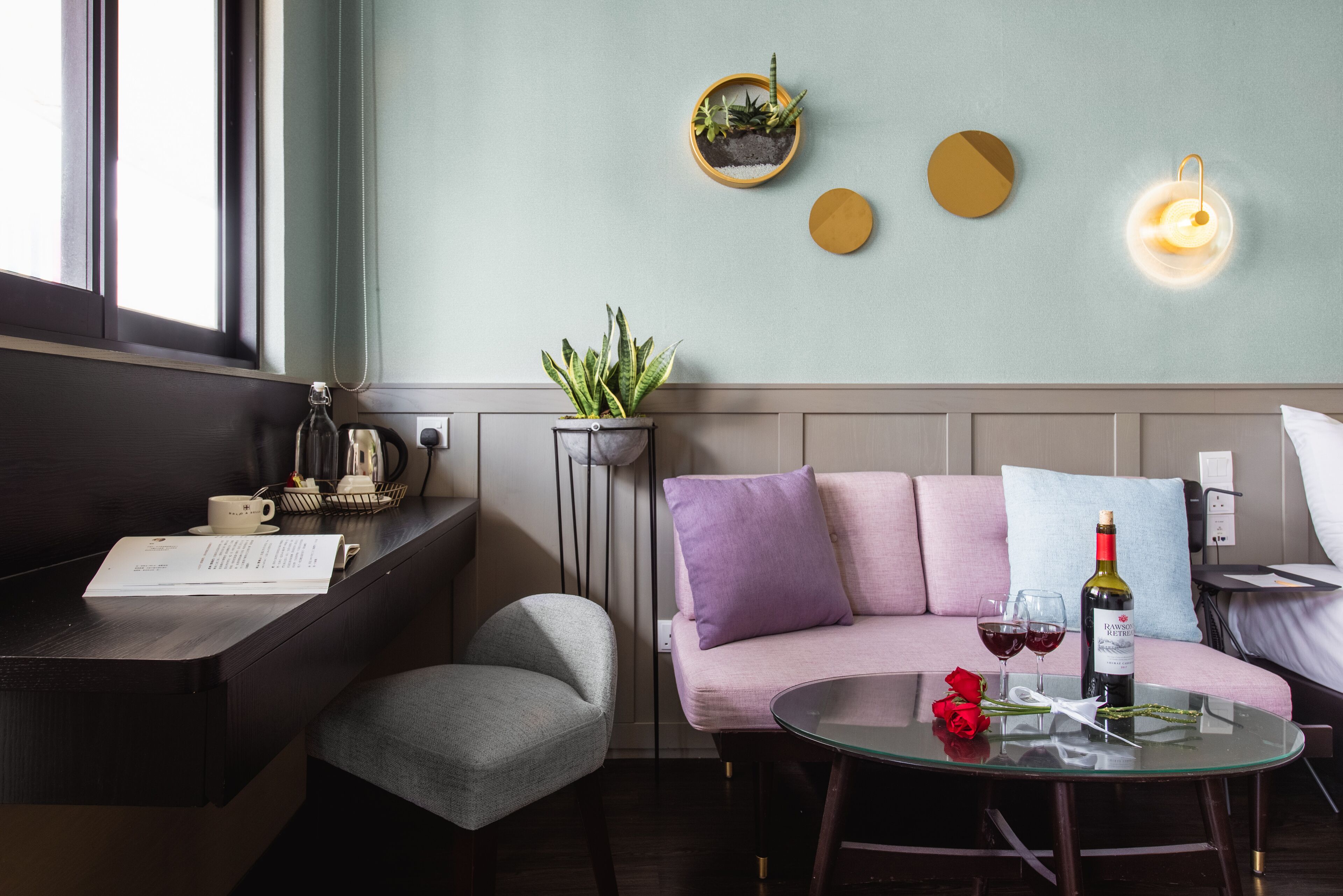 suite | living area | 32-inch led tv with cable channels, tv