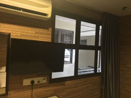 Minibar, escritorio, sistema de insonorización
