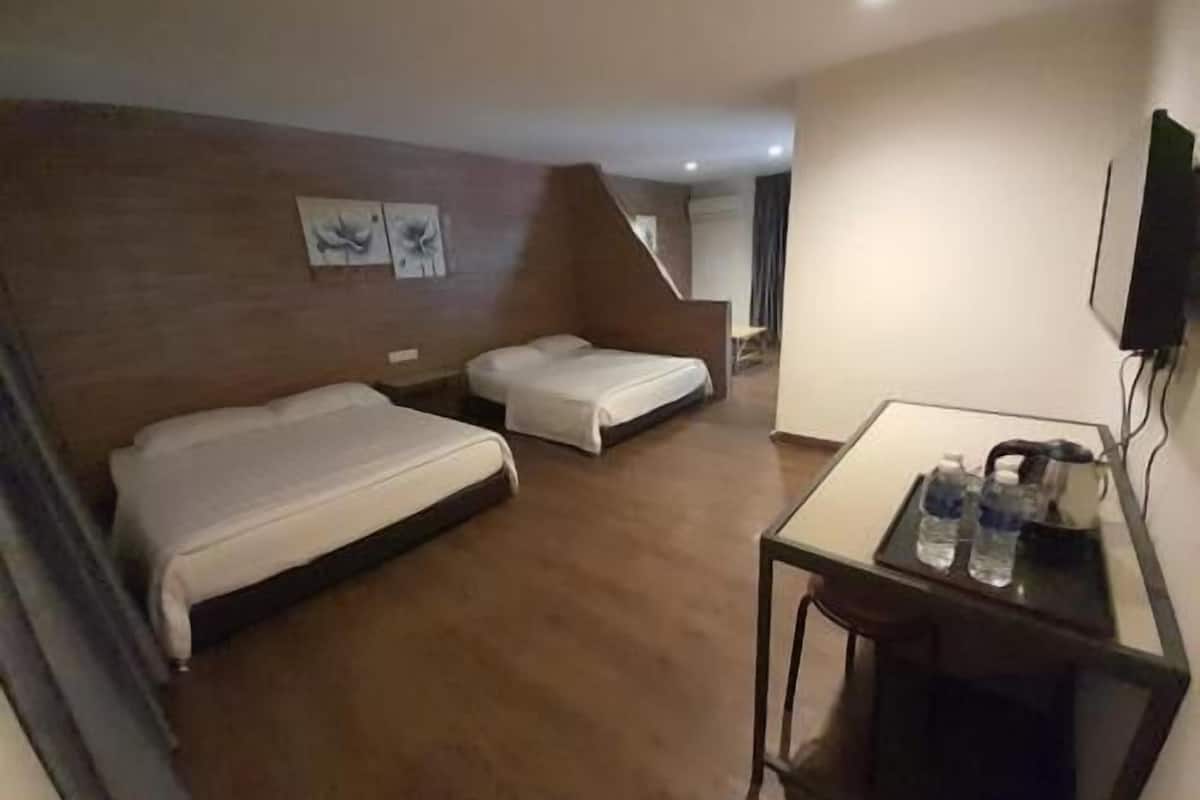 Frigobar, escrivaninha, quartos à prova de som