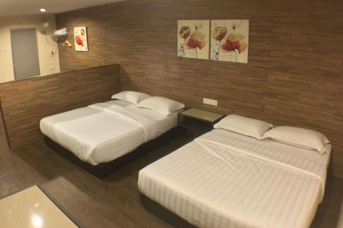 Frigobar, escrivaninha, quartos à prova de som