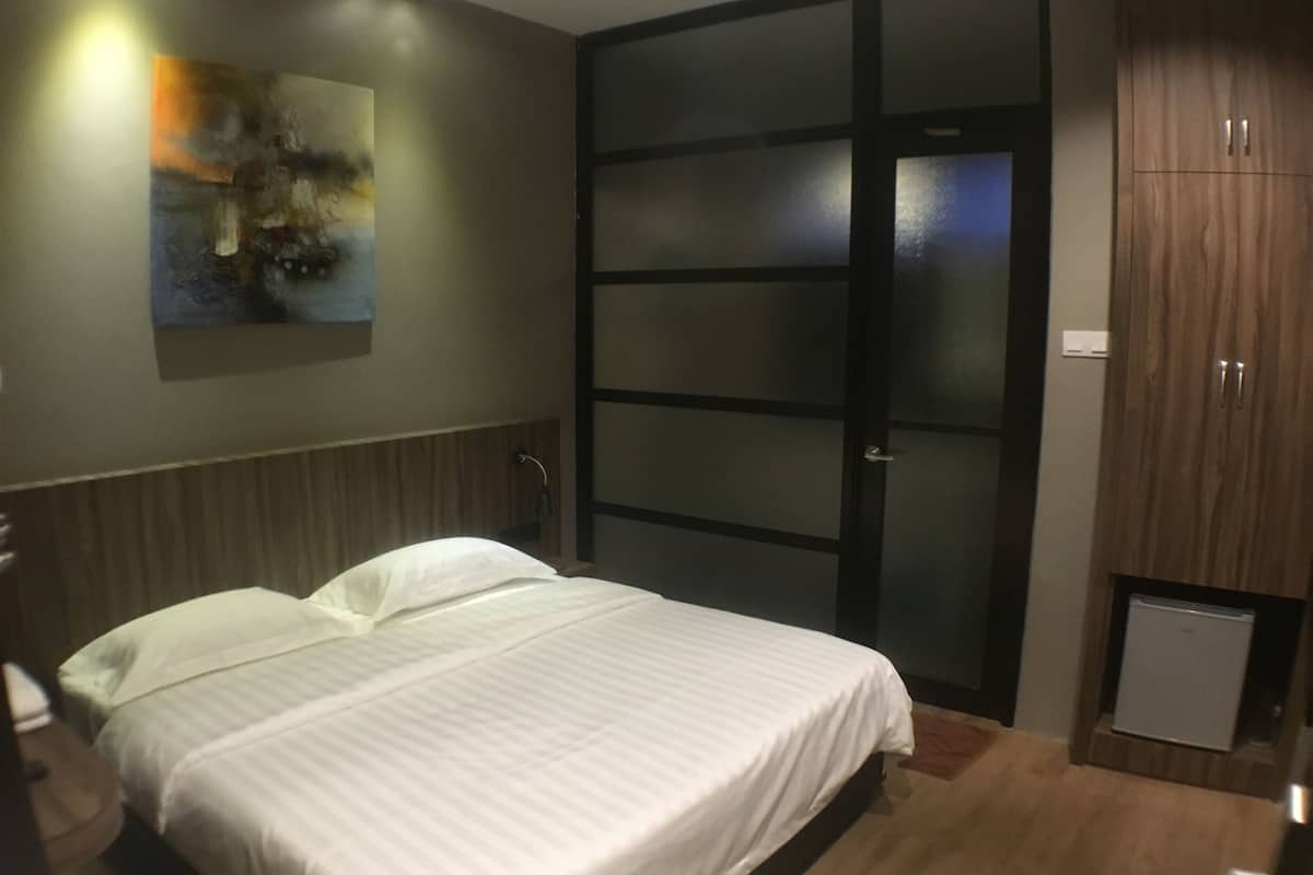 Minibar, escritorio, insonorización y tabla de planchar con plancha 