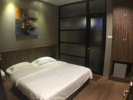 Minibar, escritorio, sistema de insonorización