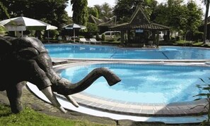 A swimming pool with a statue of an elephant. - Hotel Batik Yogyakarta (Yogyakarta)
