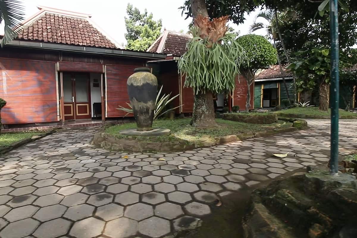 Casa de campo Deluxe | Área de sala de estar | Televisión LCD de 21 pulgadas con canales vía satélite y televisión