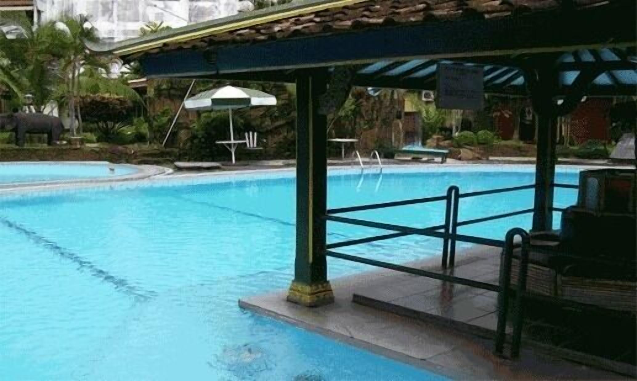 Kolam renang outdoor