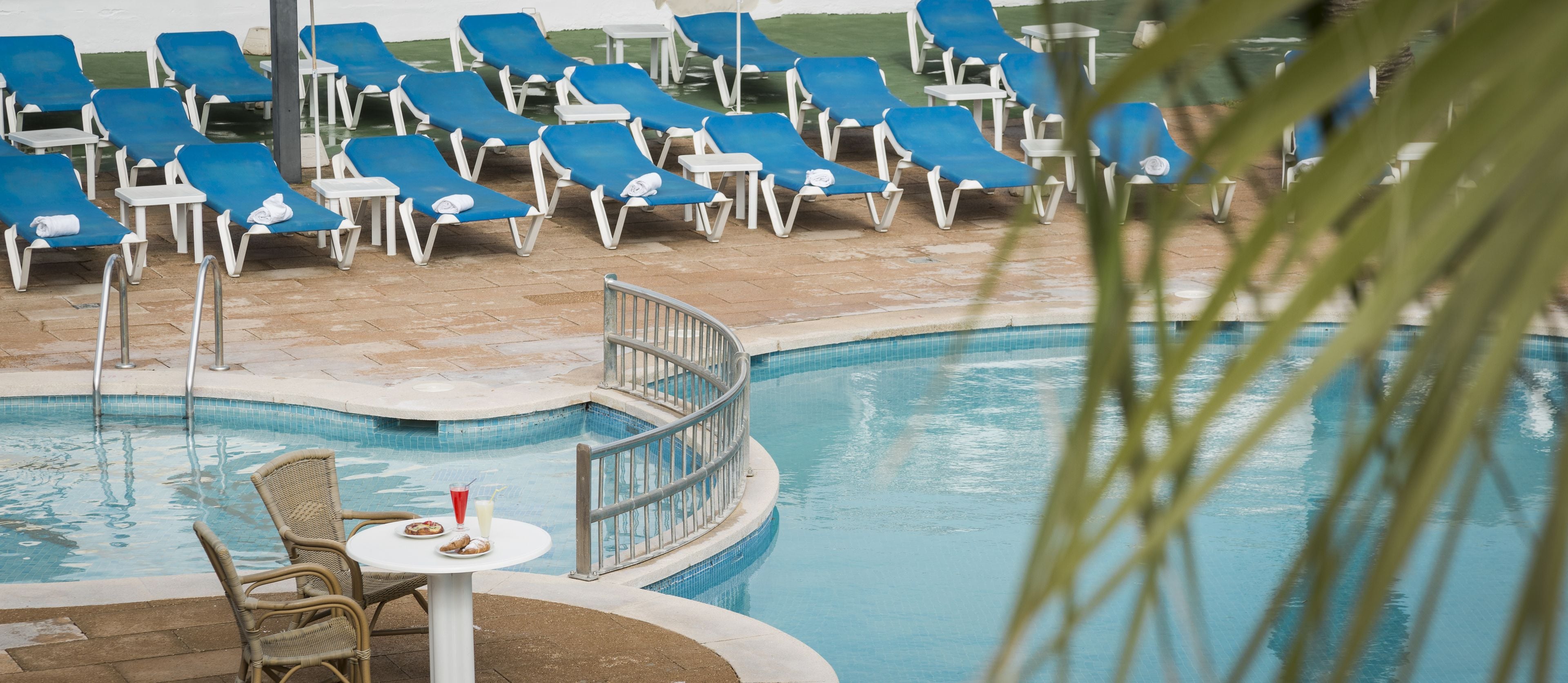 2 outdoor pools, pool umbrellas, pool loungers