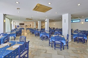 Petit déjeuner, déjeuner et dîner servis sur place