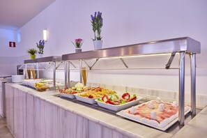 Breakfast, lunch and dinner served - Hotel Ilusion Vista Blava (Son Servera)