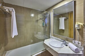Kostenlose Toilettenartikel, Haartrockner, Handtücher