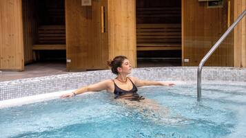 Indoor pool, sun loungers