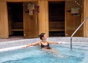 室内游泳池，日光浴躺椅