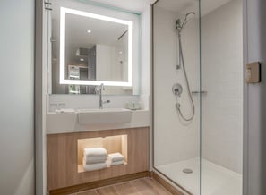 Minibar, una cassaforte in camera, una scrivania, tende oscuranti