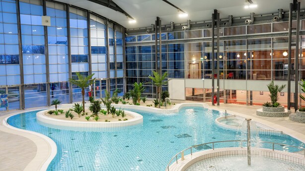 Kolam renang indoor, dengan kursi berjemur
