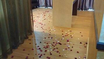 Executive Deluxe Room | Desk, iron/ironing board, free WiFi