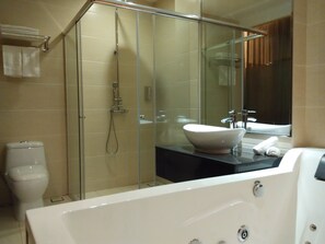 Executive Deluxe Room | Bathroom | Separate tub and shower, free toiletries, hair dryer, towels - Ampang Inn Hotel (Ampang)