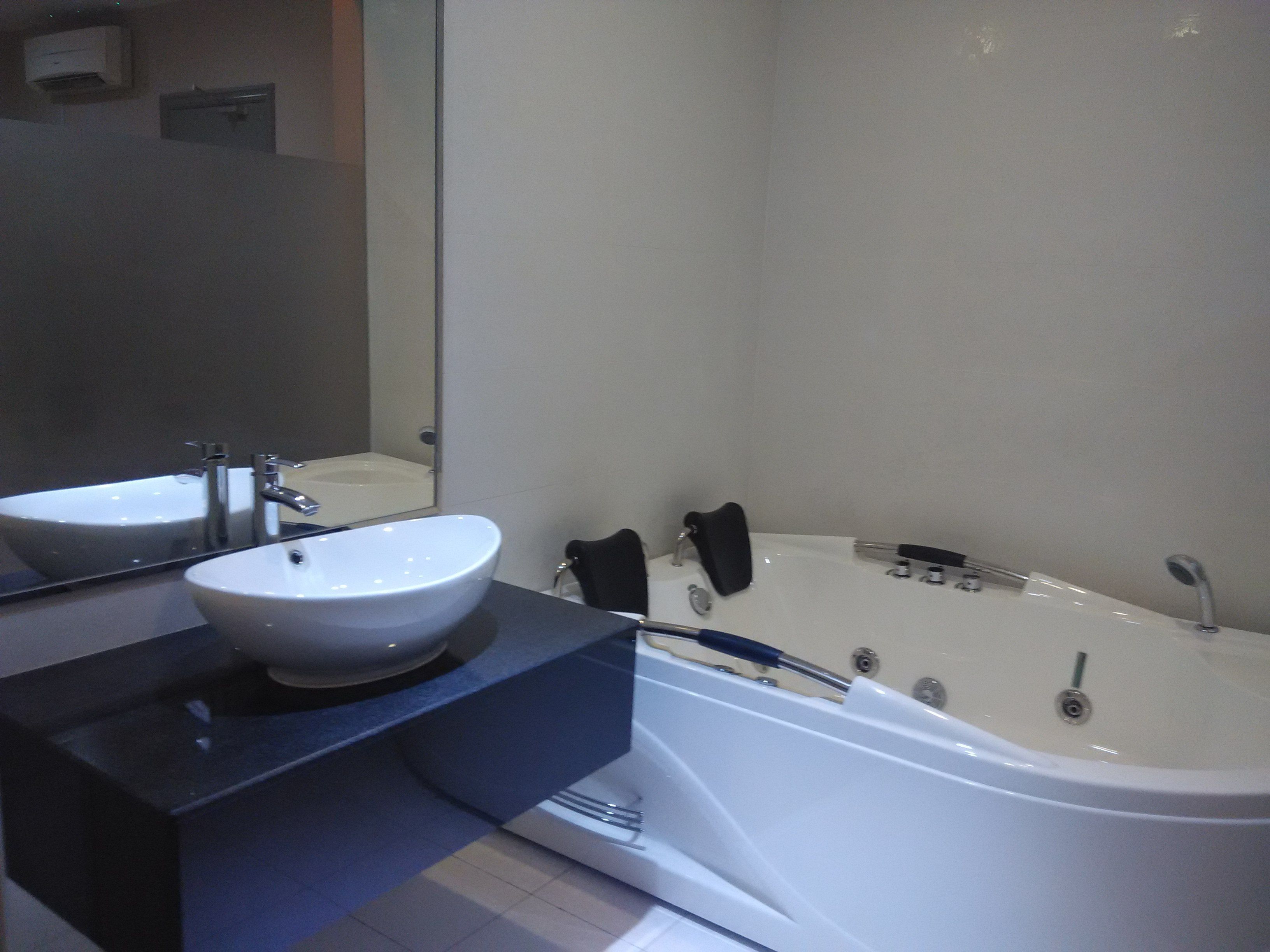 高级房 | 浴室 | 独立的浴缸和淋浴、免费洗浴用品、吹风机、毛巾