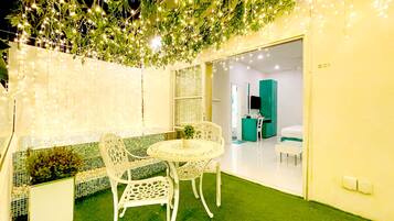 Phòng Suite, hiên, quang cảnh biển | 1 phòng ngủ, bộ đồ giường cao cấp, minibar, két bảo mật tại phòng