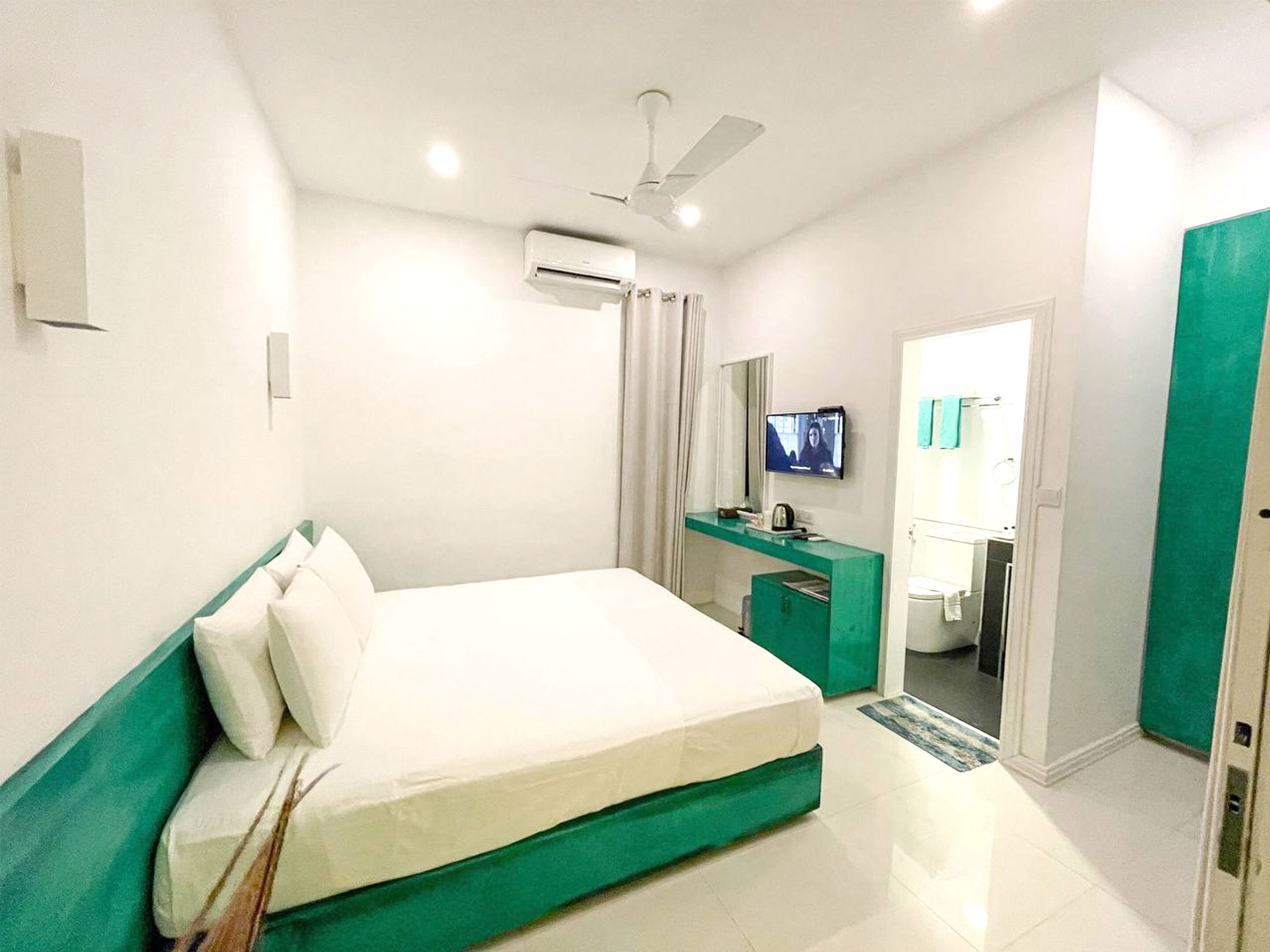 高级双人房或双床房 | 1 多间卧室、高档床上用品、迷你吧、客房内保险箱