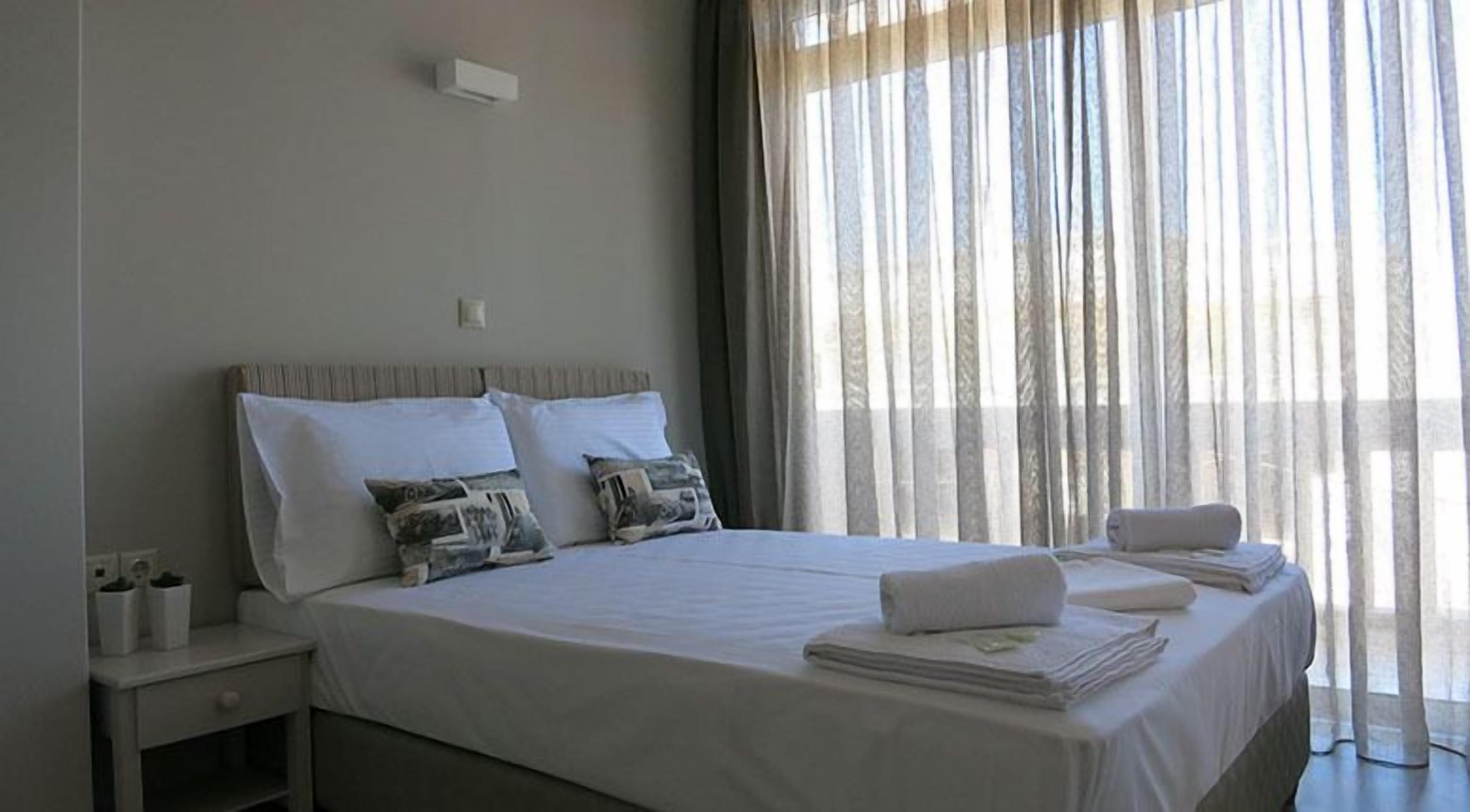 1 غرفة نوم وتجهيزات عازلة للصوت ومكواة/لوح كي وسرير سفر