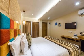 Minibar, caja de seguridad en la habitación y escritorio 