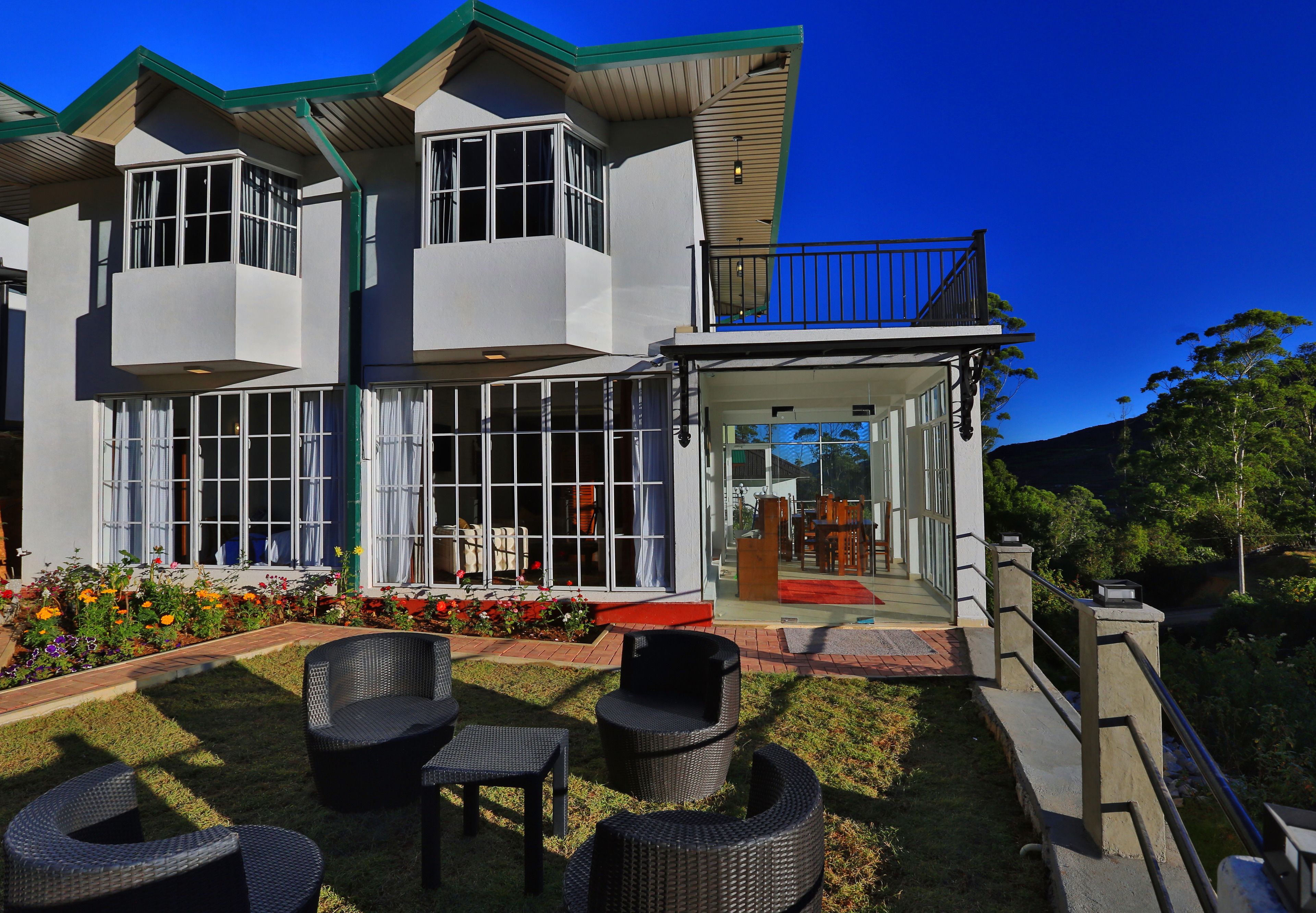 واجهة المنشأة - في المساء/الليل