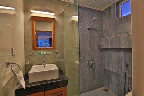 Deluxe-Bungalow, 5 Schlafzimmer, Gartenblick | Badezimmer | Komfortbadewanne, kostenlose Toilettenartikel, Haartrockner, Bidet