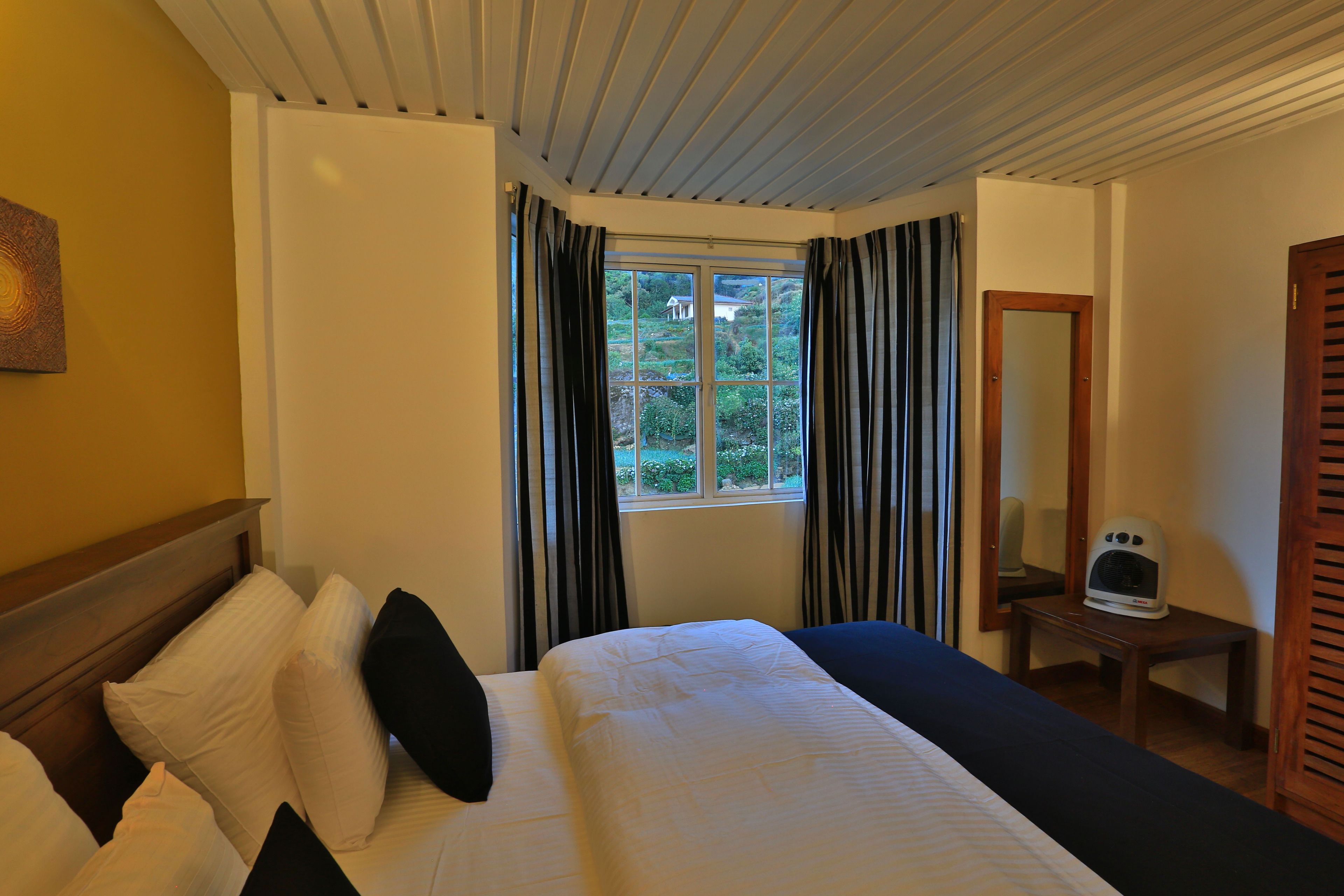 5 عدّة غرف نوم وأغطية فراش متميزة وخزنة داخل الغرفة