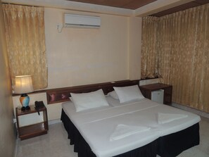 Deluxe Twin Room, 1 Bedroom, City View | 1 bedroom, minibar, desk, soundproofing