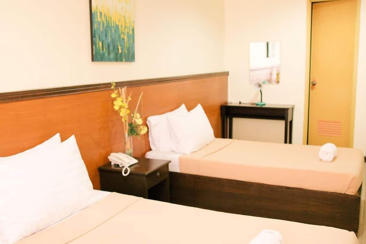 twin standard | desk, soundproofing, free wifi, bed sheets