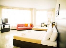 Family Deluxe | Desk, soundproofing, free WiFi, bed sheets