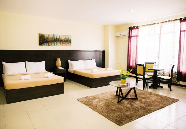 家庭房, 2 张双人床 | 办公桌、隔音、免费 WiFi、床单