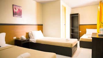 Escritorio, sistema de insonorización, wifi gratis y ropa de cama