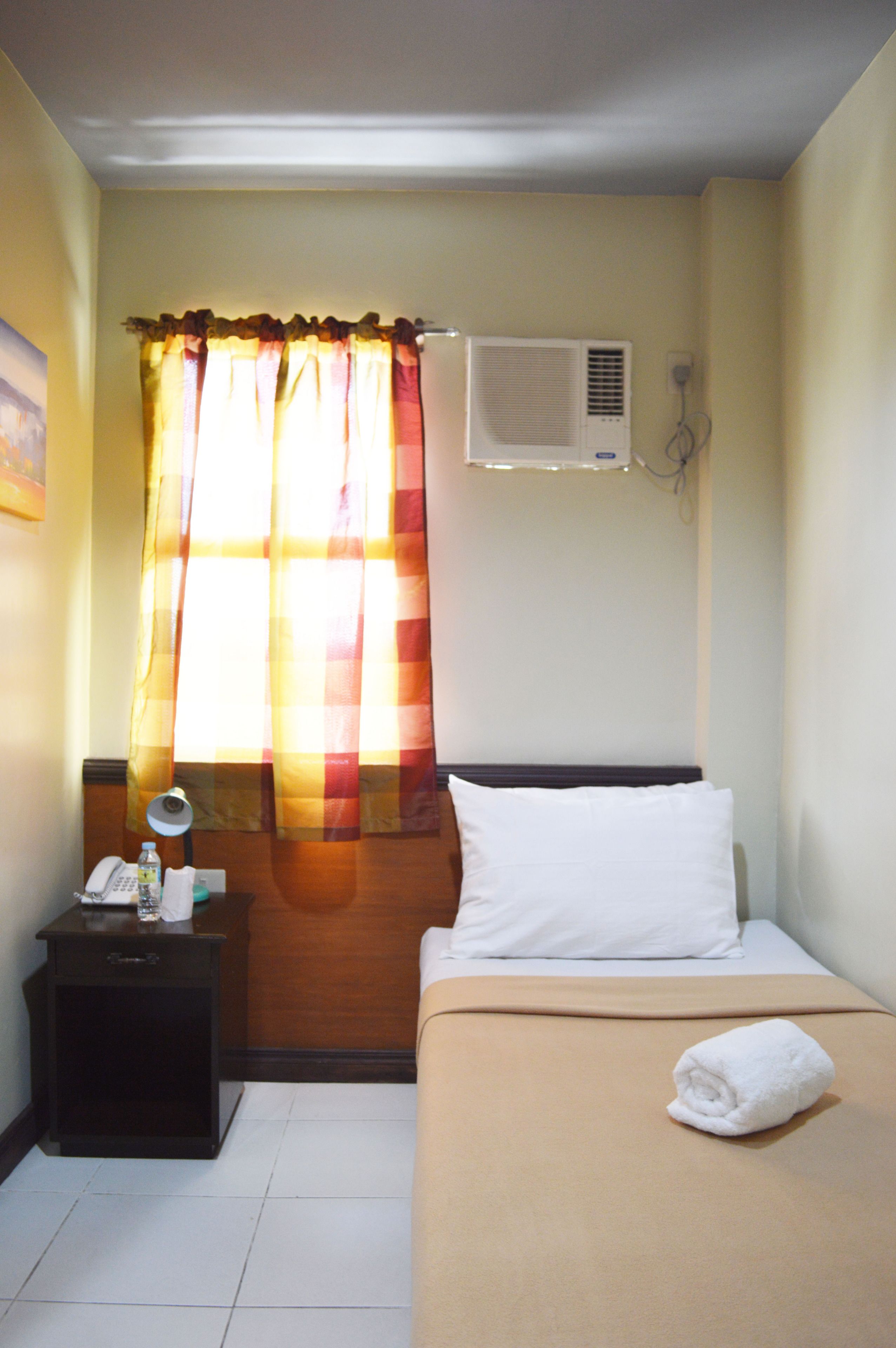 single standard | desk, soundproofing, free wifi, bed sheets