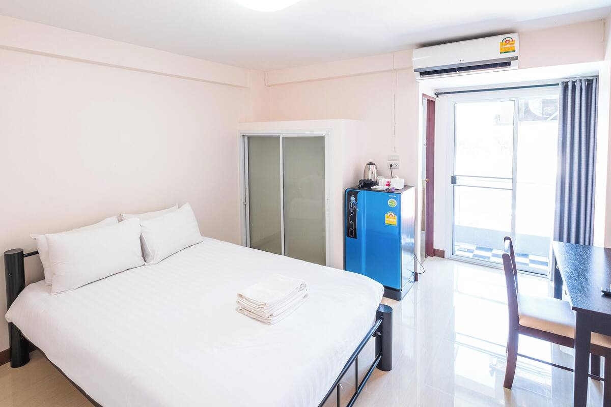Value Double Room | デスク、遮光カーテン、WiFi (無料)