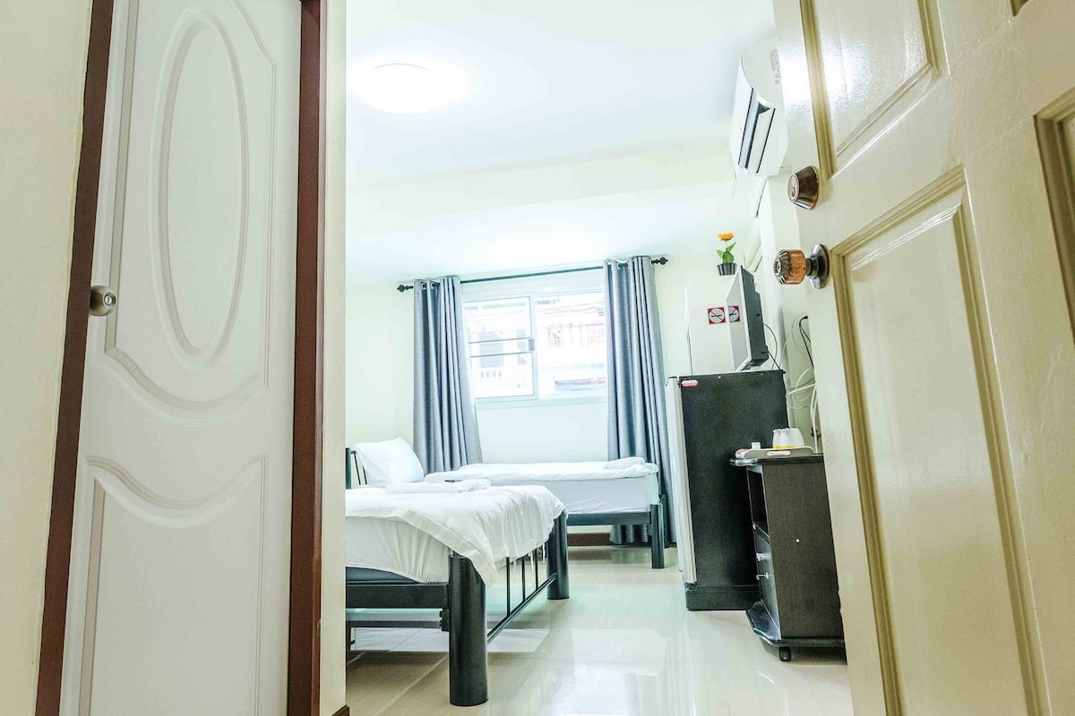 family for 3 | 1 bedroom, desk, blackout curtains, free wifi