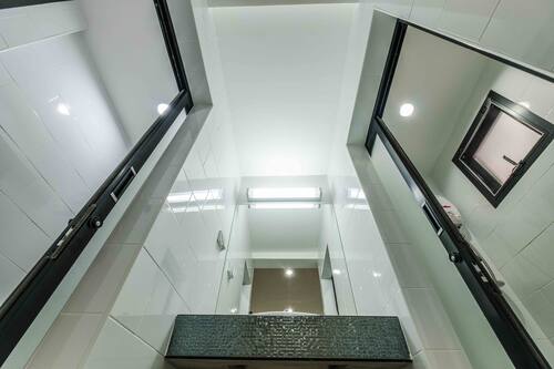 MODERN TRIPLE SINGLE | Baño | Ducha, artículos de higiene personal gratuitos y secador de pelo