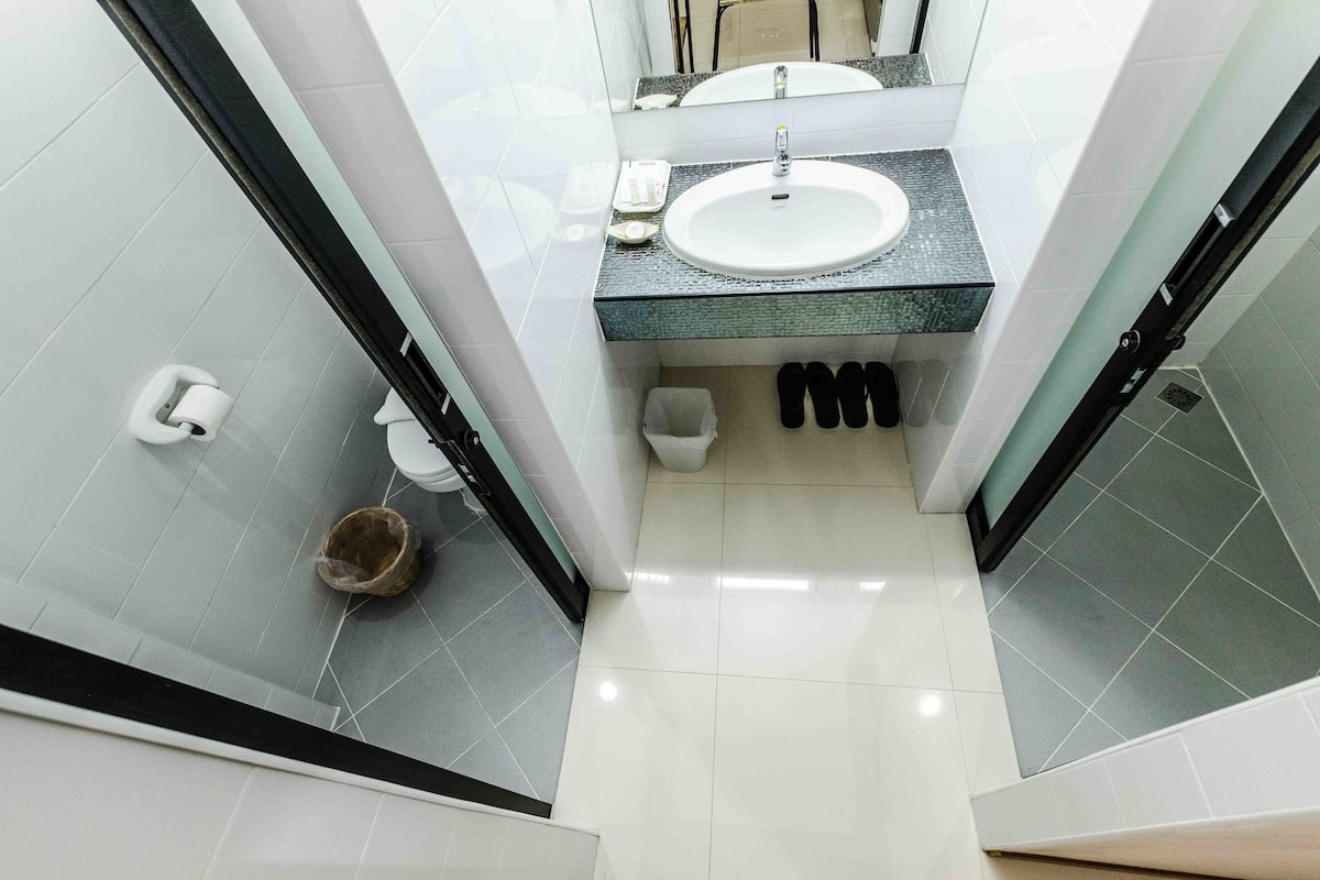 shower, free toiletries, hair dryer, slippers