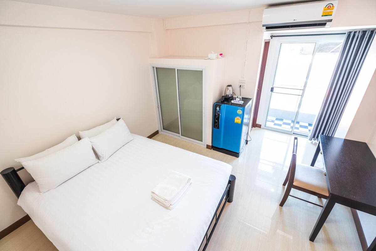 Double Room with Shower (5th floor & No lift) | デスク、遮光カーテン、WiFi (無料)