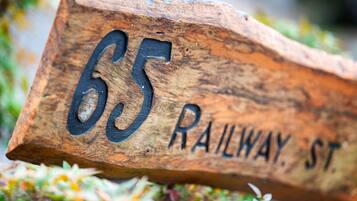 Un letrero de madera con el número 65 y la inscripción 'Railway St.'