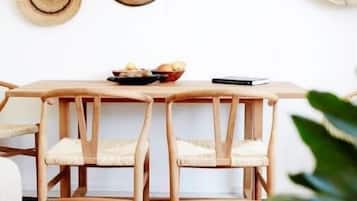 Apartamento, 1 quarto | Opções para refeição no quarto